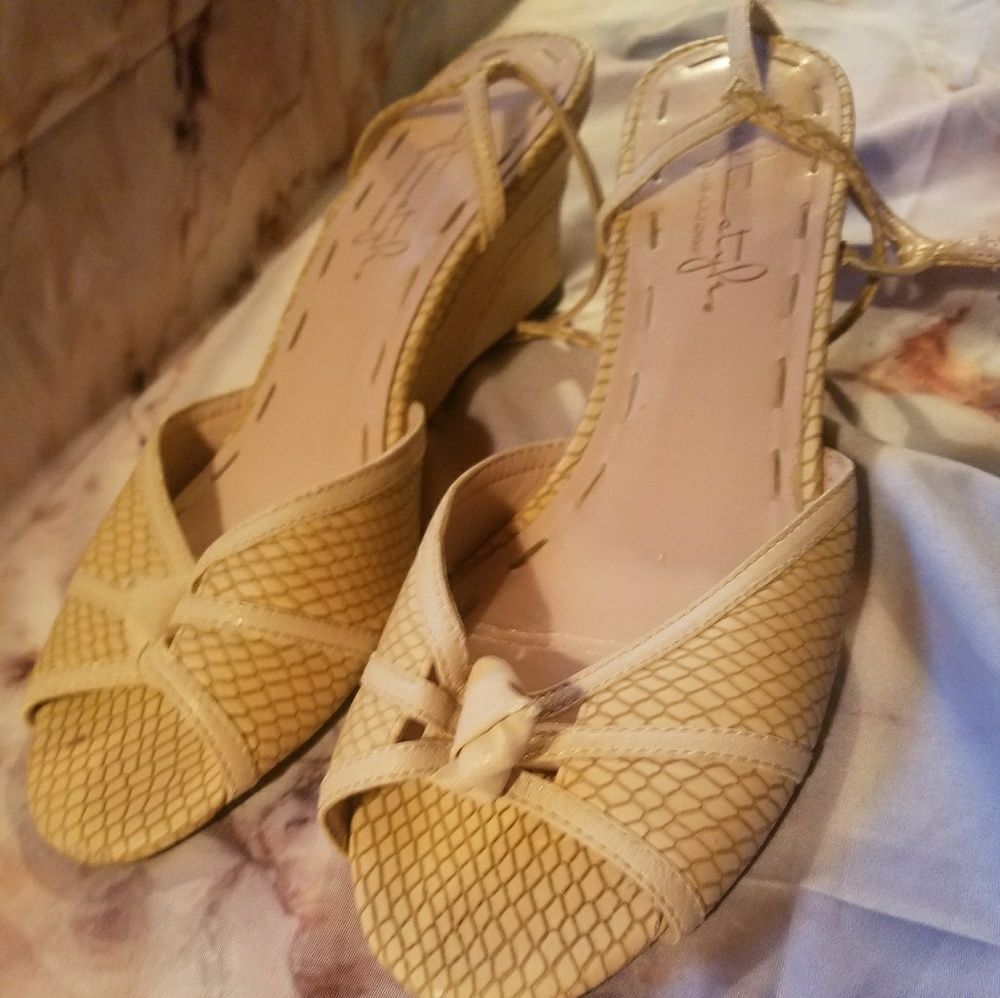 🌟 Tan stitched, open-toed wedges 🌟